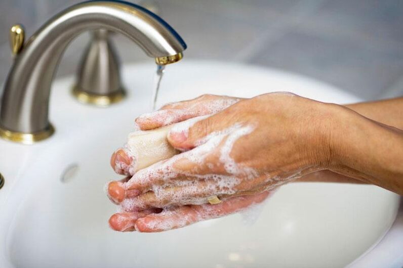 Para evitar que os parasitos entren no corpo, debes lavar as mans con xabón.