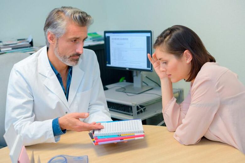 Un paciente con signos de infección parasitaria nunha cita cun terapeuta